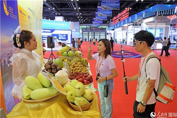 在東博會(huì)泰國展區(qū)，參觀者在向泰方工作人員了解泰國水果情況。人民網(wǎng)記者趙益普攝