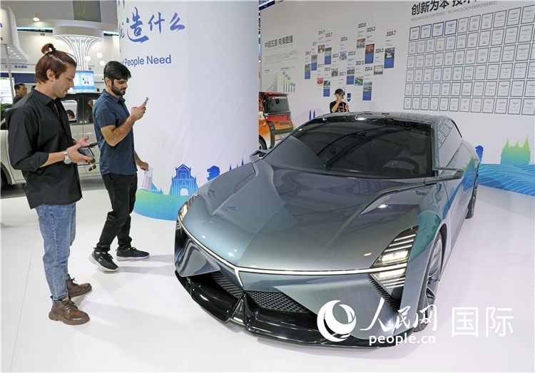 東博會上，上汽通用五菱展出的一款名為“東盟之光”的新能源概念車吸引參觀者駐足。人民網(wǎng)記者趙益普攝