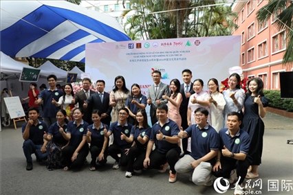 中越兩國嘉賓和教師代表合影。人民網記者 楊曄攝