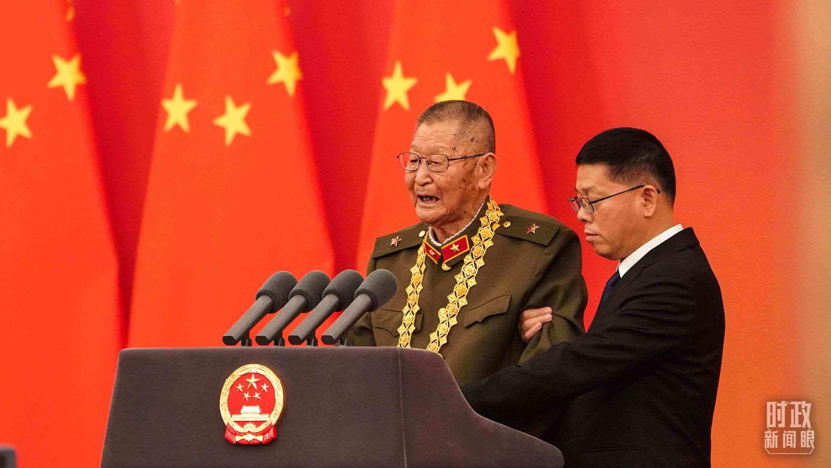 “共和國勛章”獲得者黃宗德在頒授儀式上發(fā)言。（總臺記者李晉拍攝）