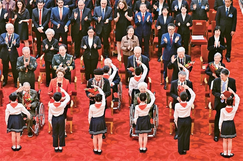 2024年9月29日，中華人民共和國國家勛章和國家榮譽稱號頒授儀式在北京人民大會堂隆重舉行。圖為少先隊員向國家勛章和國家榮譽稱號獲得者敬禮致意。 新華社記者 岳月偉/攝