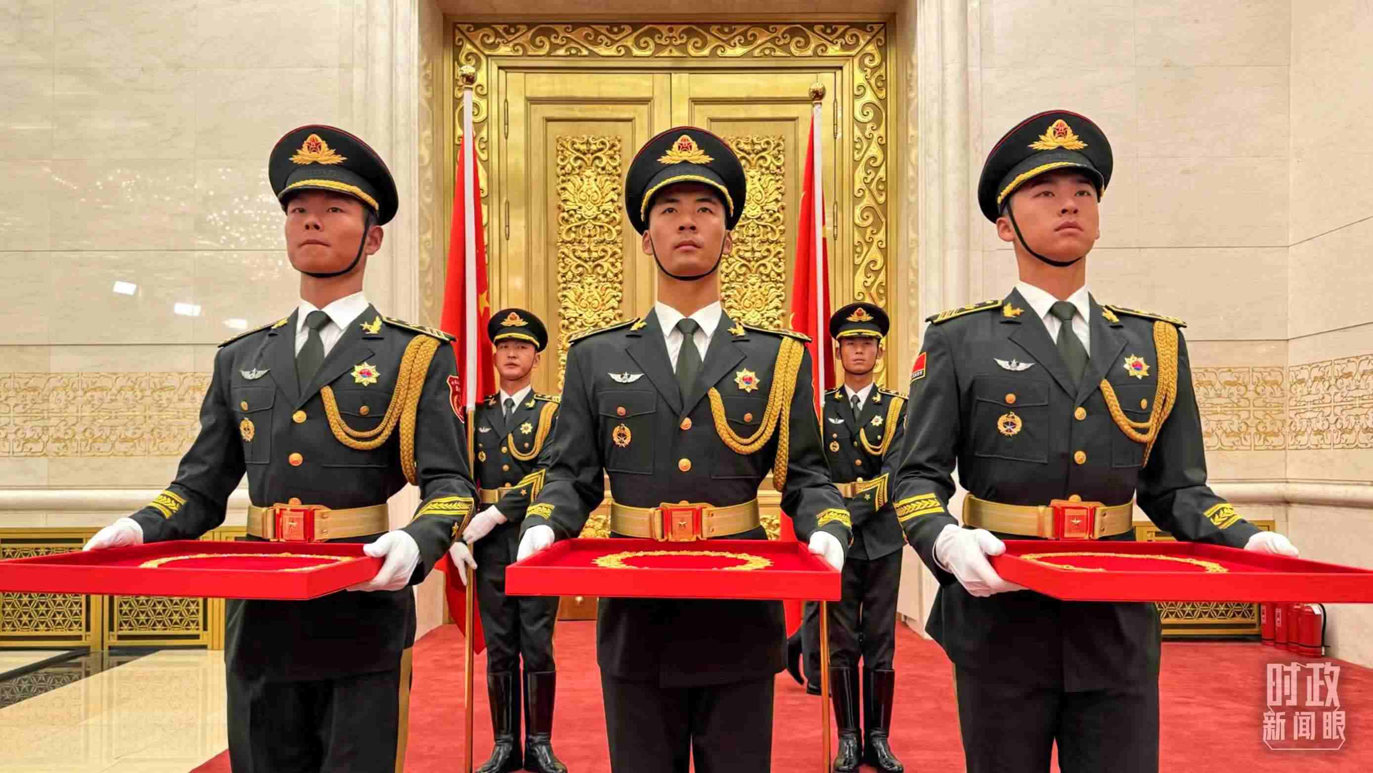 禮兵手捧共和國勛章、友誼勛章和國家榮譽稱號獎章。（總臺央視記者李增仁拍攝）