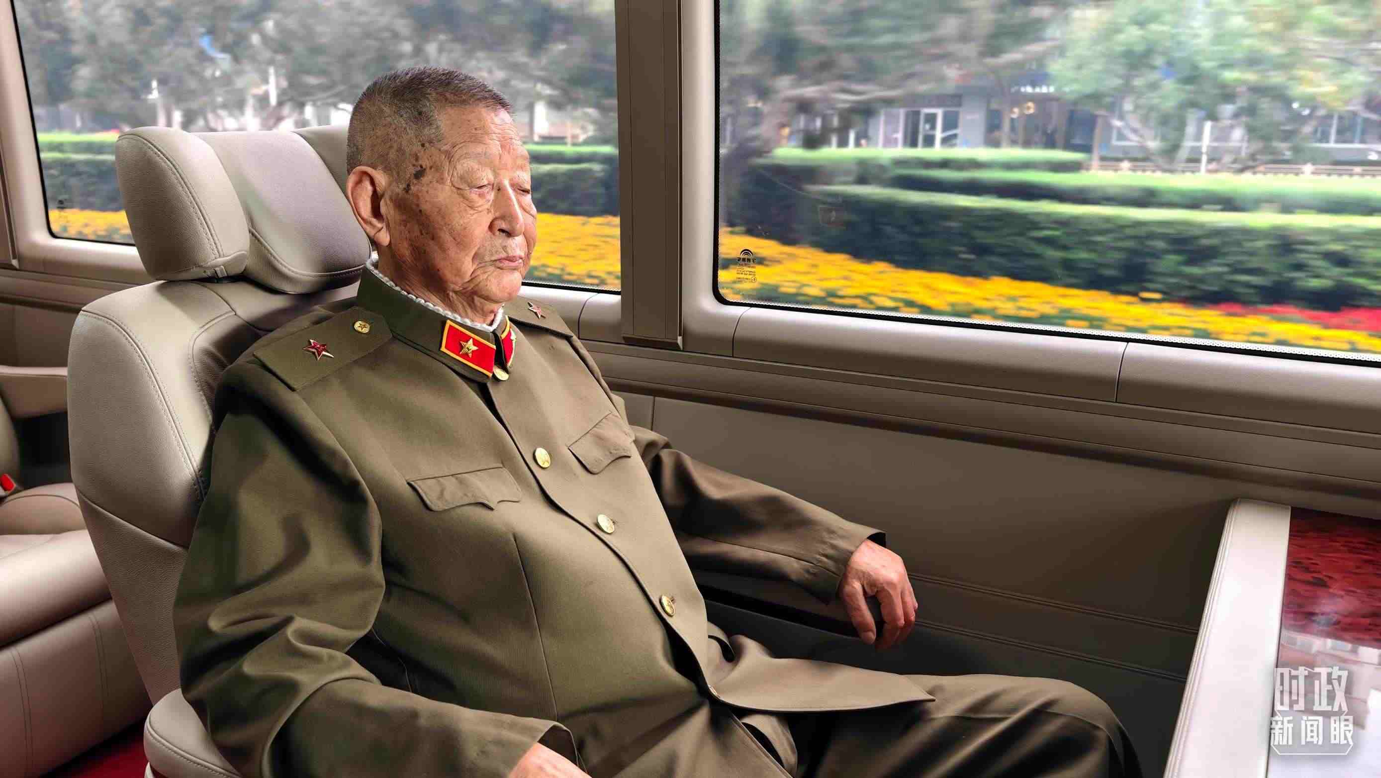 “共和國勛章”獲得者黃宗德乘坐禮賓車前往人民大會堂。（總臺央視記者胡瑋拍攝）