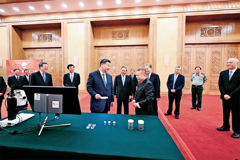 2024年9月23日，黨和國(guó)家領(lǐng)導(dǎo)人習(xí)近平、李強(qiáng)、趙樂(lè)際、王滬寧、蔡奇、丁薛祥、李希等在人民大會(huì)堂接見(jiàn)探月工程嫦娥六號(hào)任務(wù)參研參試人員代表并參觀月球樣品和探月工程成果展覽。這是習(xí)近平等參觀月球樣品和探月工程成果展覽。 新華社記者 謝環(huán)馳/攝