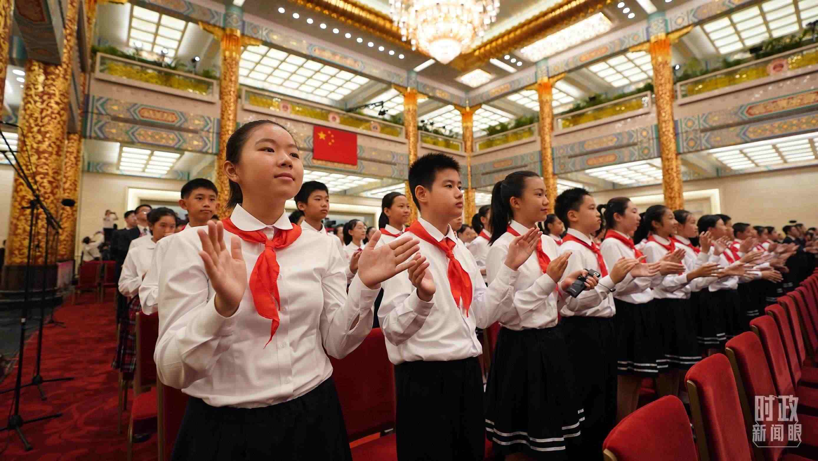 頒授儀式現(xiàn)場的少先隊員。（總臺記者李晉拍攝）