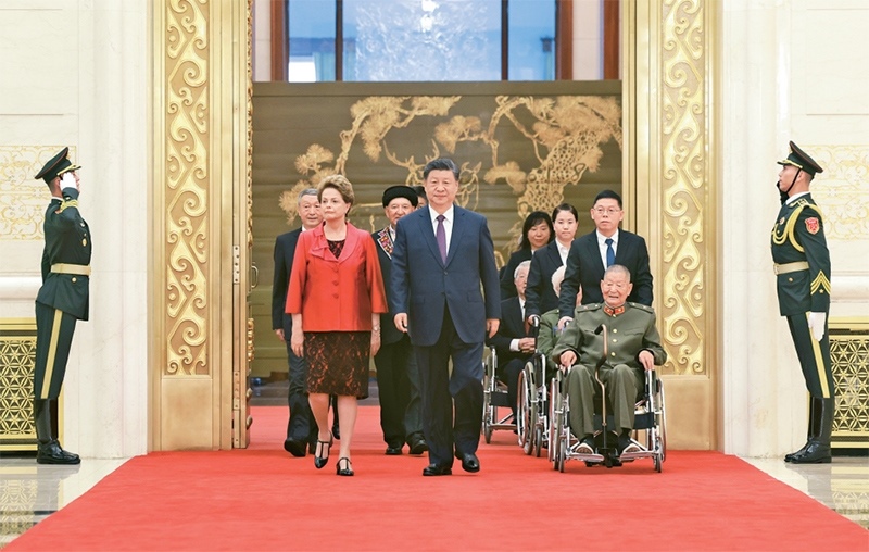 2024年9月29日，中華人民共和國(guó)國(guó)家勛章和國(guó)家榮譽(yù)稱號(hào)頒授儀式在北京人民大會(huì)堂金色大廳隆重舉行。中共中央總書(shū)記、國(guó)家主席、中央軍委主席習(xí)近平同國(guó)家勛章和國(guó)家榮譽(yù)稱號(hào)獲得者一同步入會(huì)場(chǎng)。 新華社記者 王曄/攝