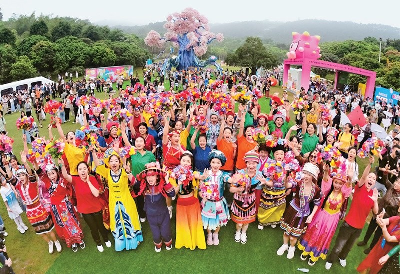 自2014年起，廣西持續(xù)舉辦“廣西三月三·八桂嘉年華”活動，各地民族民俗活動次第登臺，精彩紛呈，這個傳統(tǒng)民族節(jié)慶已演變?yōu)楦髯迦嗣窆蚕砉矘返墓?jié)日盛會和知名文化旅游品牌。圖為2024年4月11日在南寧市拍攝的活動主會場。 新華社記者 周華/攝