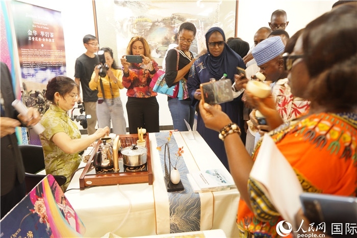 觀眾品嘗金華舉巖茶。人民網(wǎng)記者 姜宣攝