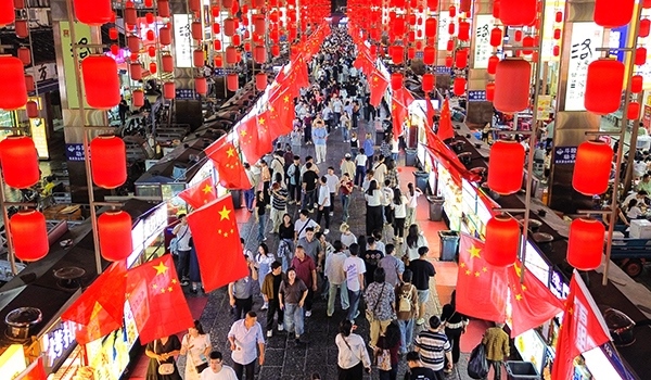 國(guó)慶臨近，河南省洛陽市老城歷史文化街區(qū)裝扮一新，國(guó)旗招展，處處洋溢著濃厚的國(guó)慶節(jié)日氛圍。來源：人民圖片網(wǎng)