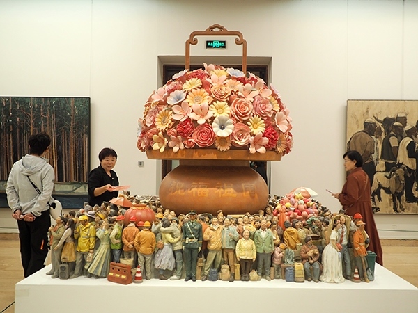 2024年9月28日，觀眾在中國(guó)美術(shù)館參觀“慶祝中華人民共和國(guó)成立75周年——第十四屆全國(guó)美術(shù)作品展覽進(jìn)京作品展”。杜建坡攝。來源：人民圖片網(wǎng)