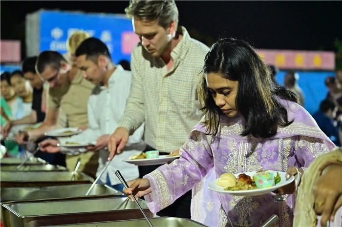 外國友人品嘗中國美食。馬騫攝