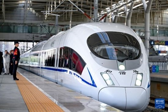 10月1日，由銀川開往惠農(nóng)的C8218次列車從銀川站駛出。