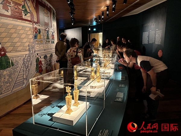 當?shù)赜^眾欣賞藏品。人民網(wǎng)記者 于超凡攝