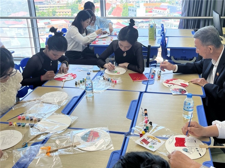 觀眾們?cè)隗w驗(yàn)畫(huà)扇。Sem Sophea攝