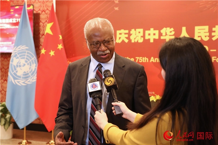 聯(lián)大主席菲勒蒙在招待會現(xiàn)場接受媒體采訪，他向中國政府和人民致以節(jié)日祝賀，表示中國的發(fā)展成就令人驚嘆。人民網(wǎng)記者 李志偉攝