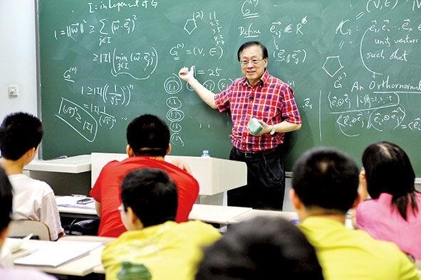 姚期智為清華大學(xué)學(xué)生授課。