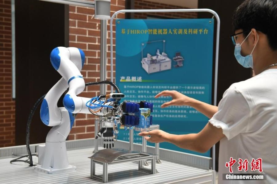  資料圖：高校為學生打造先進科研平臺。中新社記者 陳楚紅 攝