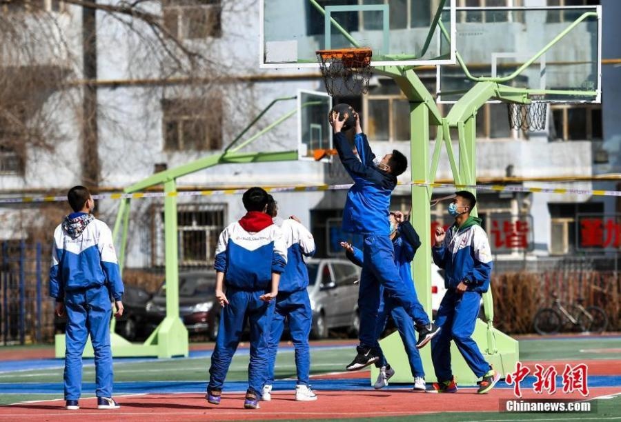 資料圖：初中生在課間休息時打籃球。中新社記者 劉新 攝