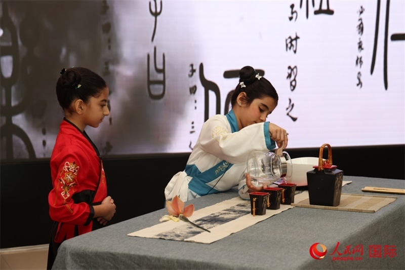 富查伊拉當(dāng)?shù)貙W(xué)校學(xué)生表演茶藝。人民網(wǎng)記者任皓宇攝