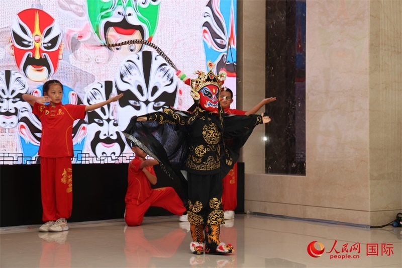 迪拜中國學(xué)校學(xué)生表演變臉。人民網(wǎng)記者任皓宇攝