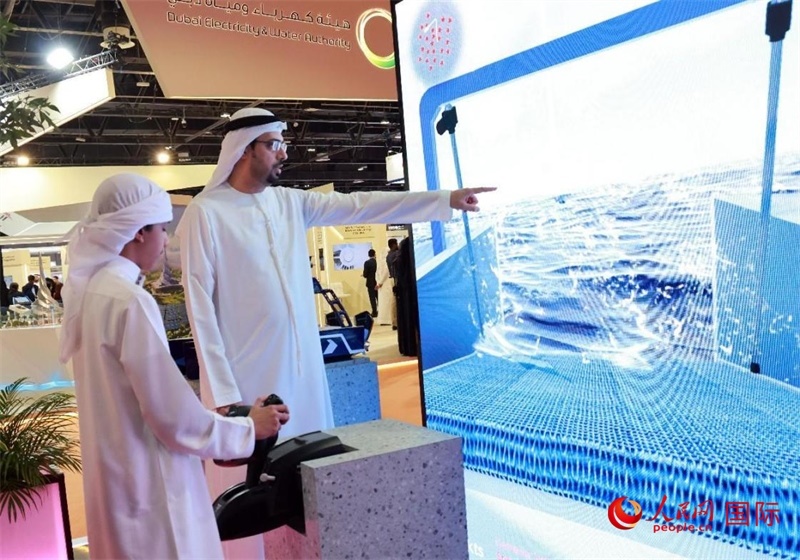 一名兒童在模擬操作船舶，撿拾海洋垃圾。人民網(wǎng)記者管克江攝