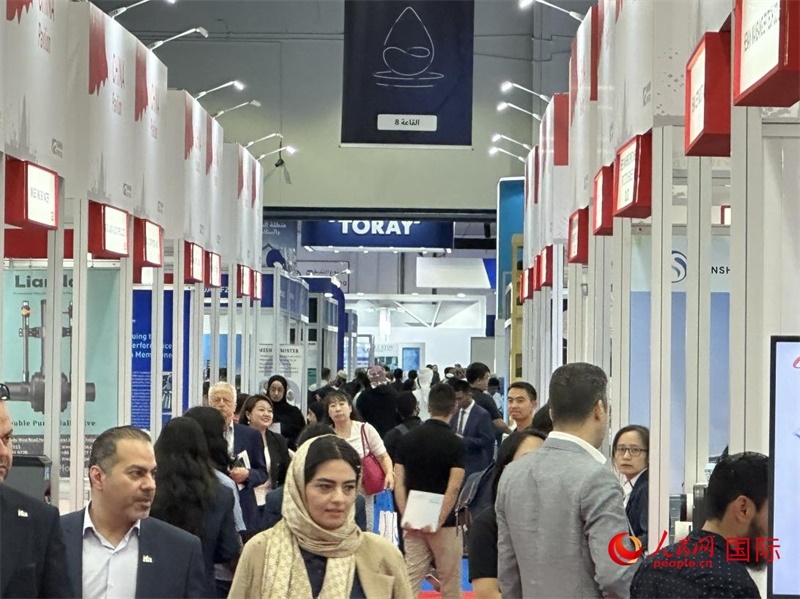 中國館前人頭攢動。人民網(wǎng)記者管克江攝