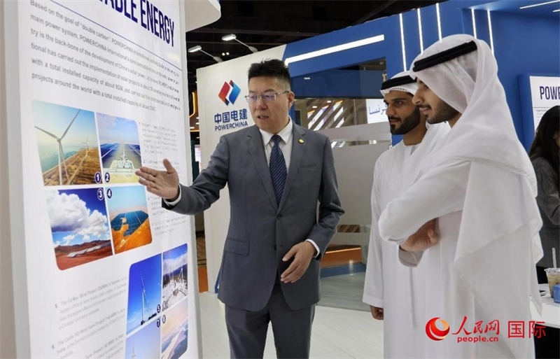 中國電建中東北非區(qū)域總部負(fù)責(zé)人向觀眾介紹公司承建的可再生能源項目。人民網(wǎng)記者 管克江攝