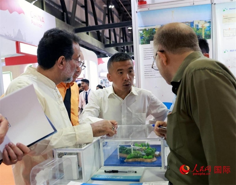 中企推出的綠色能源海水淡化系統(tǒng)吸引了參展商關(guān)注。人民網(wǎng)記者管克江攝