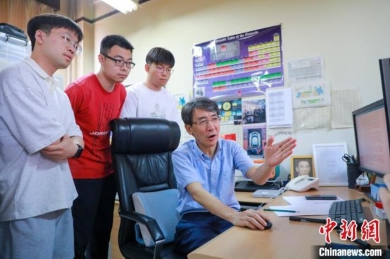 薛其坤在指導(dǎo)學(xué)生。 (受訪者供圖)