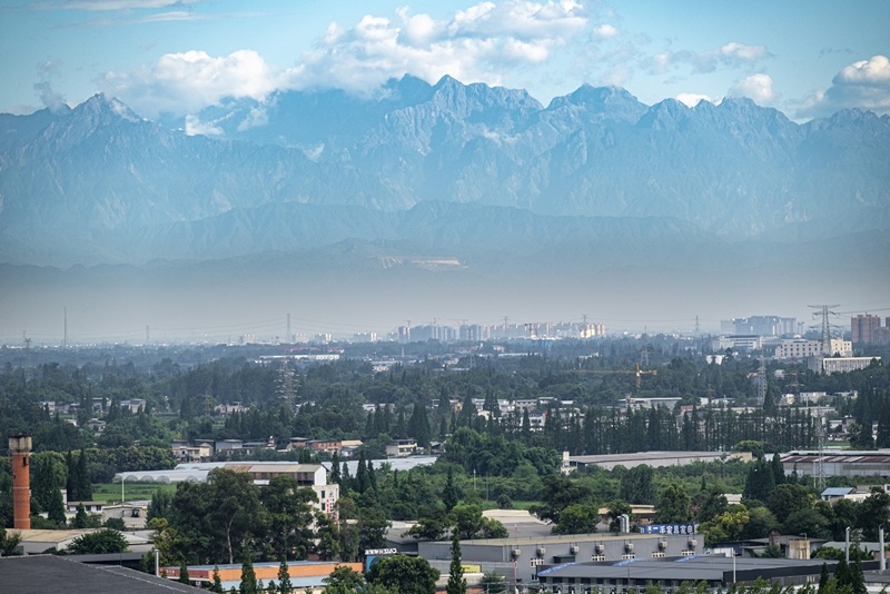 2024年7月1日，成都天氣晴好，遠(yuǎn)處雪山清晰可見。