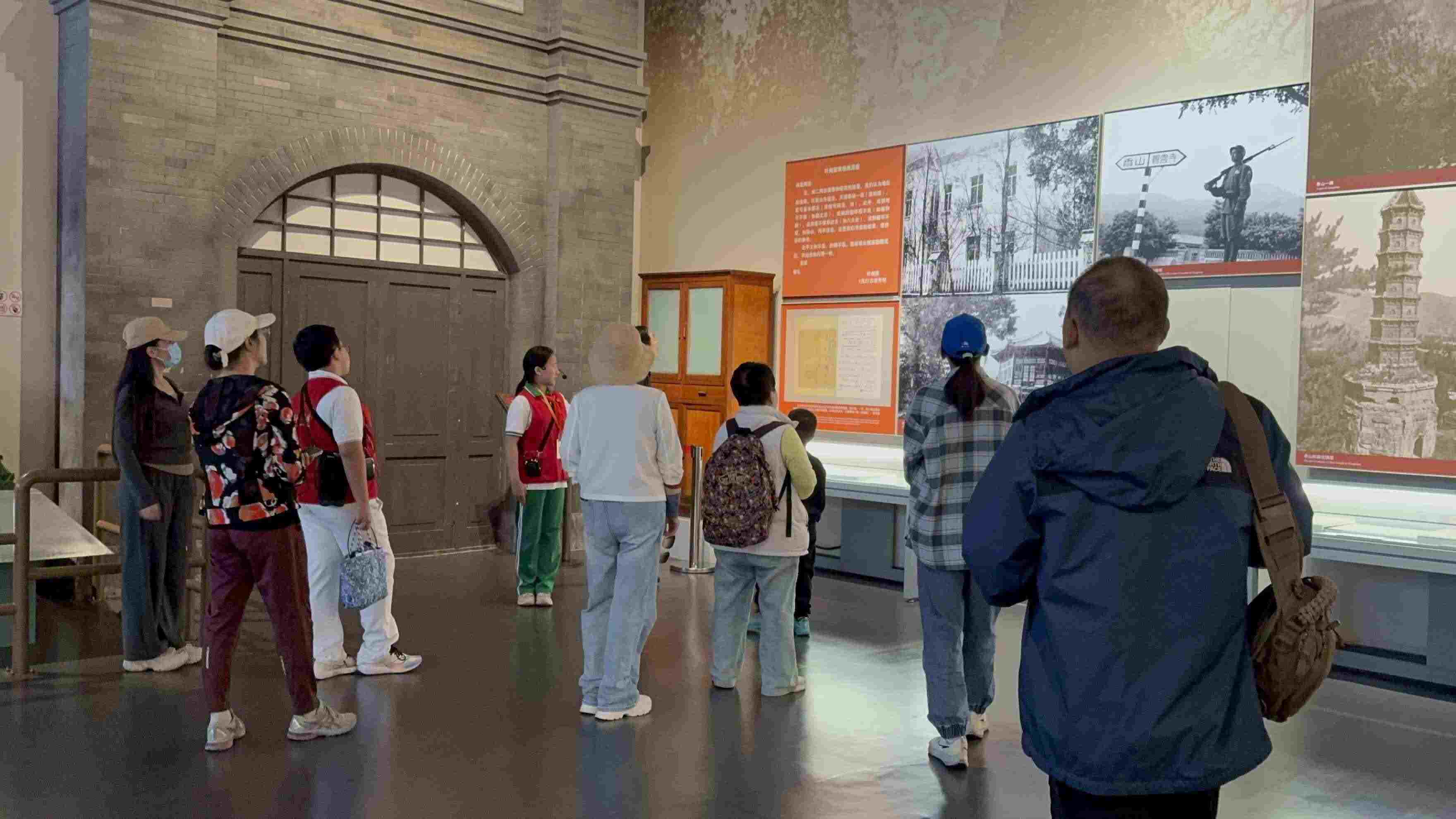 10月4日，北京香山革命紀(jì)念館內(nèi)，一名“紅領(lǐng)巾志愿者”正在為參觀者講解。人民網(wǎng)記者 劉微攝