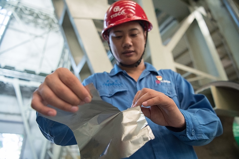 2018年8月8日，山西省太原市，太鋼不銹鋼精密帶鋼有限公司工作人員用手撕開不銹鋼。