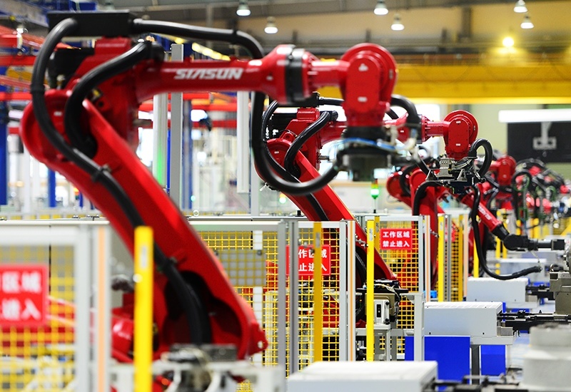 2019年11月22日，沈陽，一家數(shù)字化智能工廠內(nèi)，名為SR210的機(jī)器人正在自主地抓取各種零部件，快速組裝稍小的工業(yè)機(jī)器人。