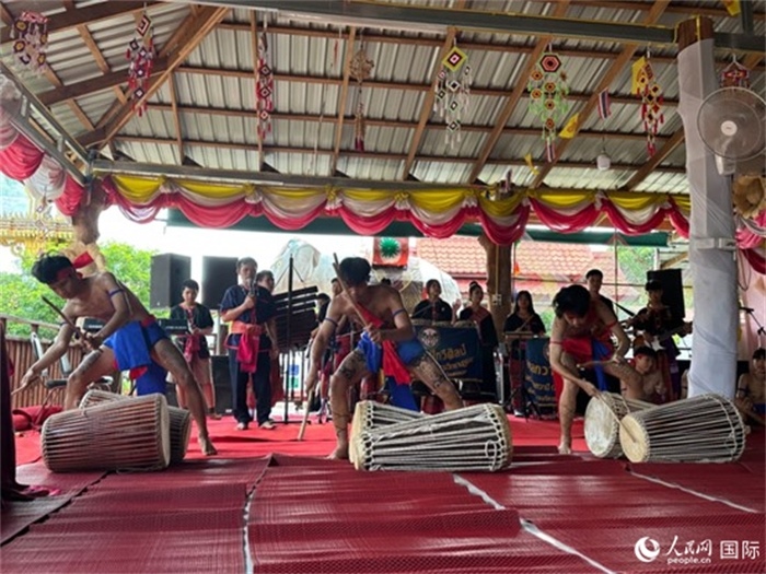 泰國(guó)藝術(shù)團(tuán)體給游客表演當(dāng)?shù)貍鹘y(tǒng)舞蹈。人民網(wǎng)記者 簡(jiǎn)承淵攝