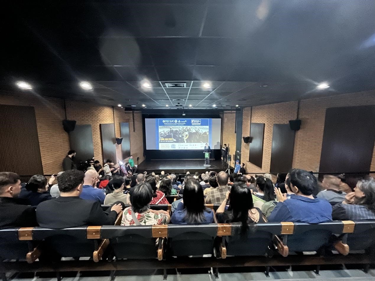 當(dāng)?shù)貢r間10月3日晚，由巴西圣保羅州立大學(xué)孔子學(xué)院舉辦的第九屆圣保羅中國電影展在圣保羅文化中心拉開帷幕。巴西圣保羅州立大學(xué)孔子學(xué)院供圖