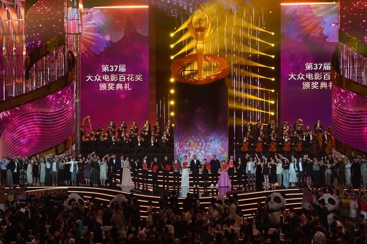 2024年8月4日，在四川成都，第37屆大眾電影百花獎(jiǎng)獲獎(jiǎng)?wù)吆痛蟊娫u(píng)審在舞臺(tái)上合影。新華社記者 唐文豪 攝