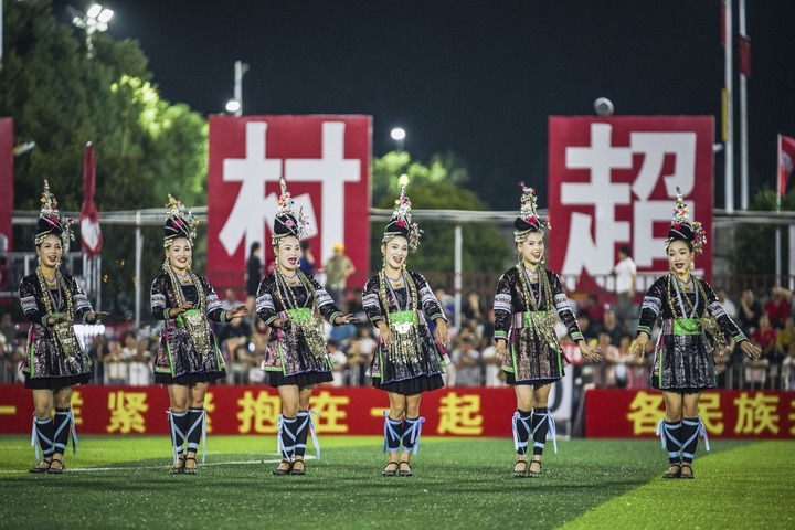 2024年9月28日，榕江縣侗族大歌隊(duì)的演員們?cè)凇按宄弊闱驁?chǎng)上表演。當(dāng)日，“發(fā)現(xiàn)中國(guó)之美·相約貴州村超”國(guó)際友誼賽在貴州省黔東南苗族侗族自治州榕江縣的“村超”足球場(chǎng)舉行。新華社記者 陶亮 攝
