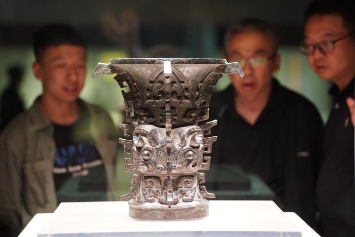 2024年5月9日，游客在陜西寶雞青銅器博物院內(nèi)參觀西周文物何尊。新華社記者 邵瑞 攝