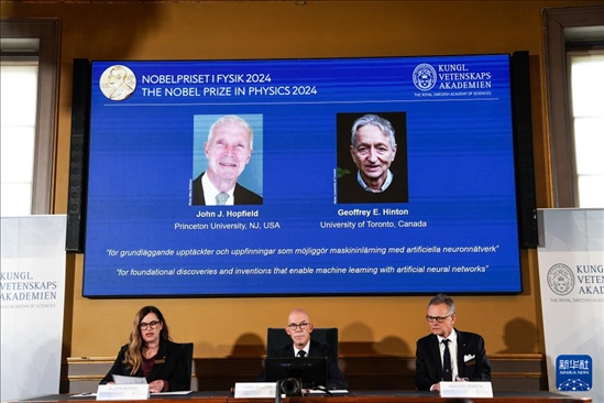 10月8日，在瑞典斯德哥爾摩舉行的2024年諾貝爾物理學(xué)獎(jiǎng)公布現(xiàn)場(chǎng)，屏幕顯示獎(jiǎng)項(xiàng)得主美國(guó)普林斯頓大學(xué)的約翰·霍普菲爾德和加拿大多倫多大學(xué)的杰弗里·欣頓。新華社記者 彭子洋 攝