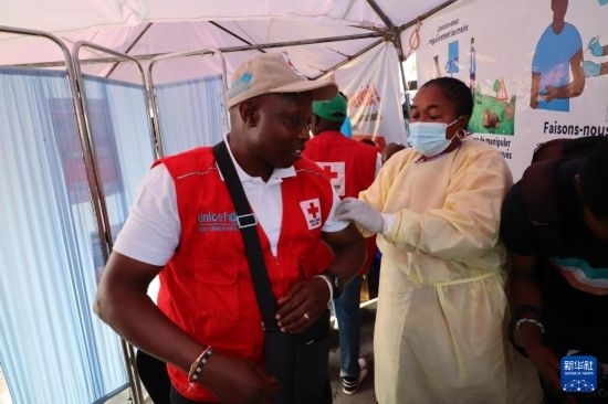 10月5日，在剛果（金）北基伍省首府戈馬市一座醫(yī)院內，醫(yī)護人員為一名聯(lián)合國兒童基金會工作人員接種猴痘疫苗。新華社發(fā)（阿蘭·烏亞卡尼攝）