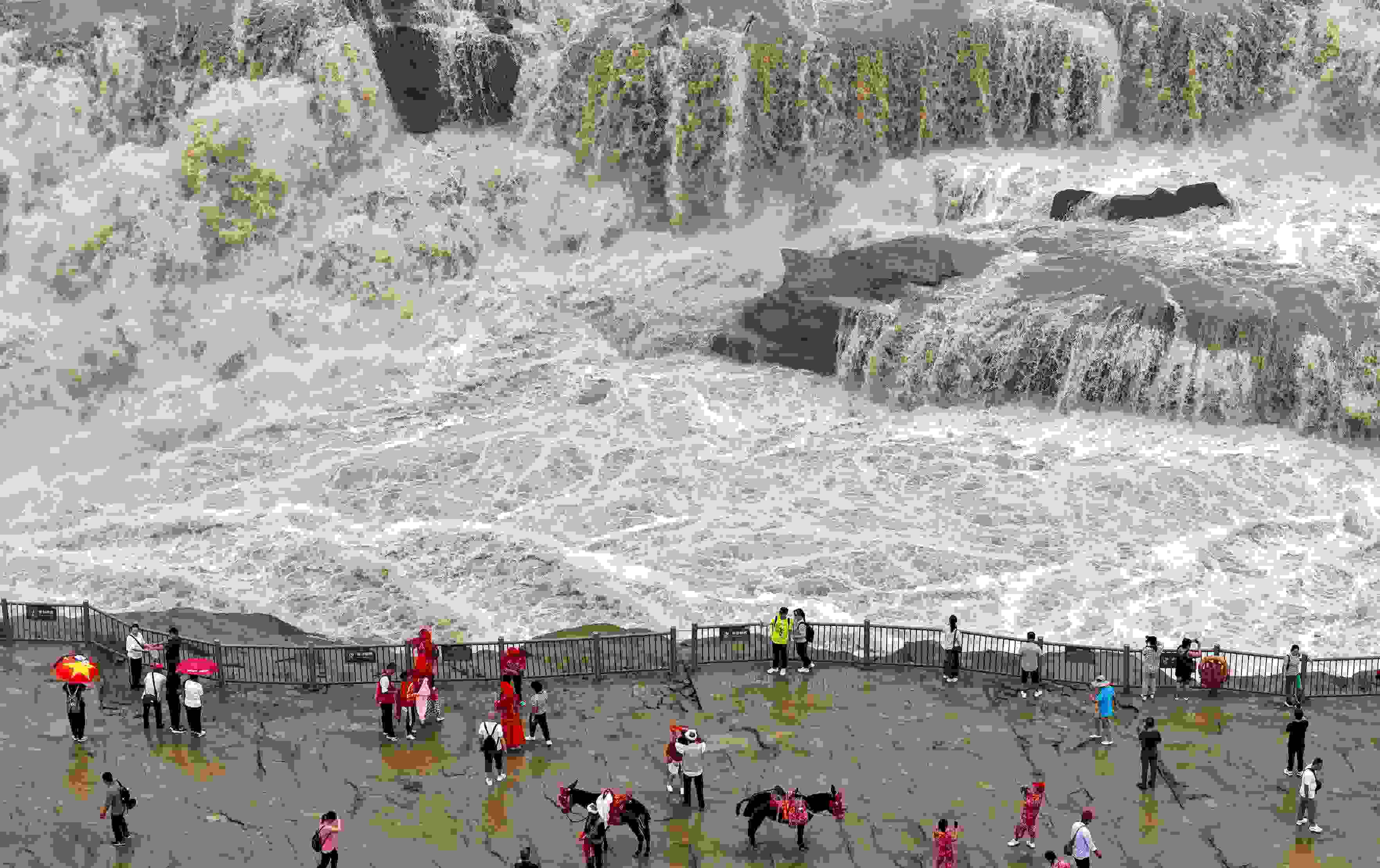 △2024年9月，游客在黃河壺口瀑布景區(qū)游覽。