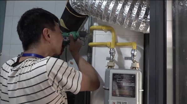 北京市石景山區(qū)工作人員上門安裝燃?xì)夤艿?。圖片來源：北京市石景山區(qū)委組織部