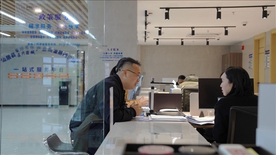 浙江省臺(tái)州市辦事群眾在政務(wù)服務(wù)中心咨詢業(yè)務(wù)辦理相關(guān)問題。圖片來源：人民網(wǎng)浙江頻道