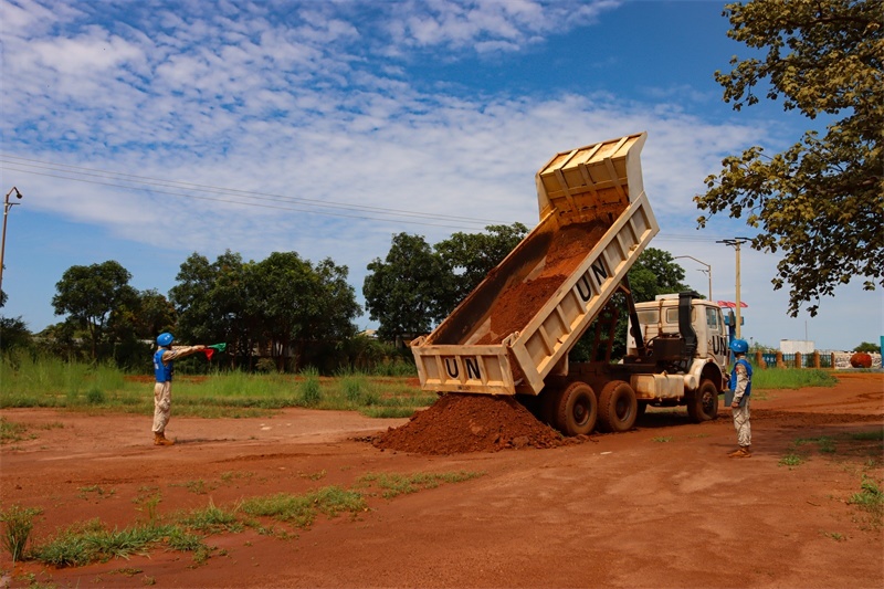 圖6-進行作業(yè)示范(孫千攝)