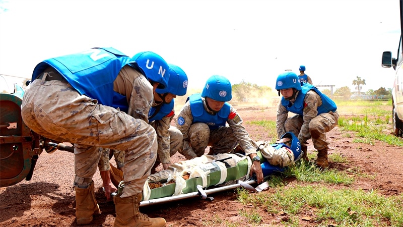 圖8-進行“傷員”轉運(馬騫攝)