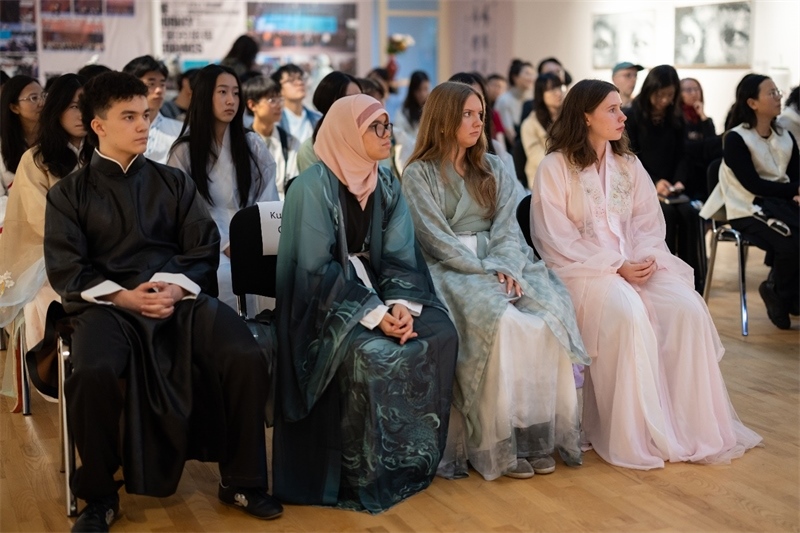 參加《時(shí)光流韻·中國(guó)戲劇藝術(shù)服飾展》的中國(guó)文化愛(ài)好者。 斯德哥爾摩中國(guó)文化中心供圖