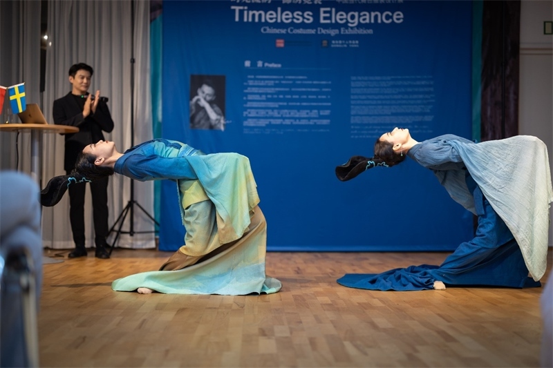 當(dāng)?shù)厝A人舞社成員表演《只此青綠》。斯德哥爾摩中國(guó)文化中心供圖