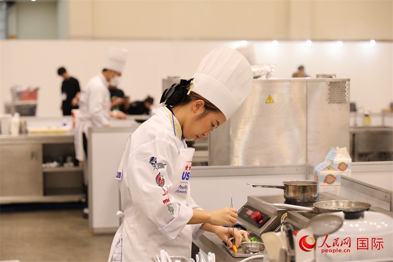 當(dāng)?shù)貢r(shí)間10月5日，廚師在第21屆釜山國(guó)際美食博覽會(huì)上展示廚藝。人民網(wǎng)記者 莽九晨攝
