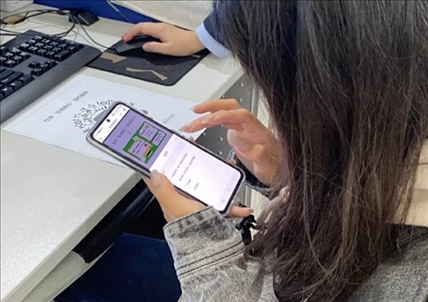 趙女士用手機掃碼預(yù)約幫辦服務(wù)。圖片來源：微信公眾號“上海市普陀區(qū)政務(wù)服務(wù)中心”