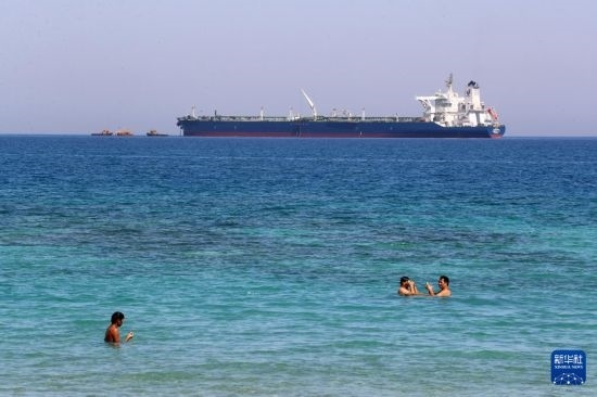 這是10月8日在埃及蘇伊士灣拍攝的行駛中的船只。新華社記者 隋先凱 攝